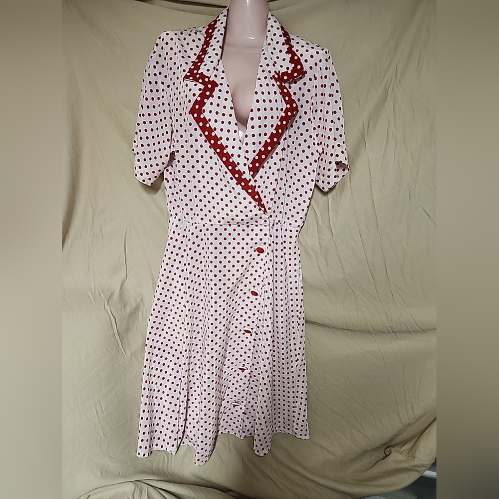 Vintage 70s polka dot Leslie Fay Dress. Missing button needs to be sewn back on.
